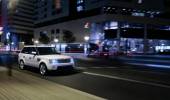 белый Range Rover в городе